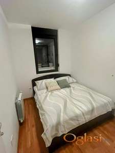 Moderan dvosoban stan na 5 minuta od centra u tihoj ulici sa zelenilom